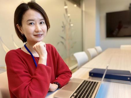 オフィスで仕事をする笑顔の社会人女性 オフィスで仕事をする笑顔の社会人女性 女性,笑顔,オフィスの写真素材