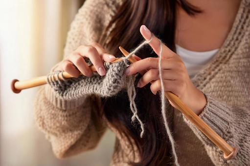 編み物をする女性の写真