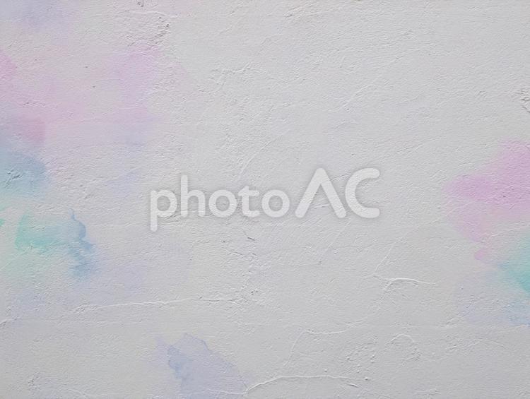 真っ白な塗り壁　パステル色の水彩の滲み 壁,白,パステルカラーの写真素材
