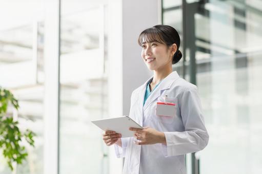病院で働く若い女性医師 医師,女性,タブレットの写真素材