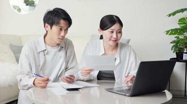 買い物の明細を確認するアジア人カップル 明細,確認,男性の写真素材