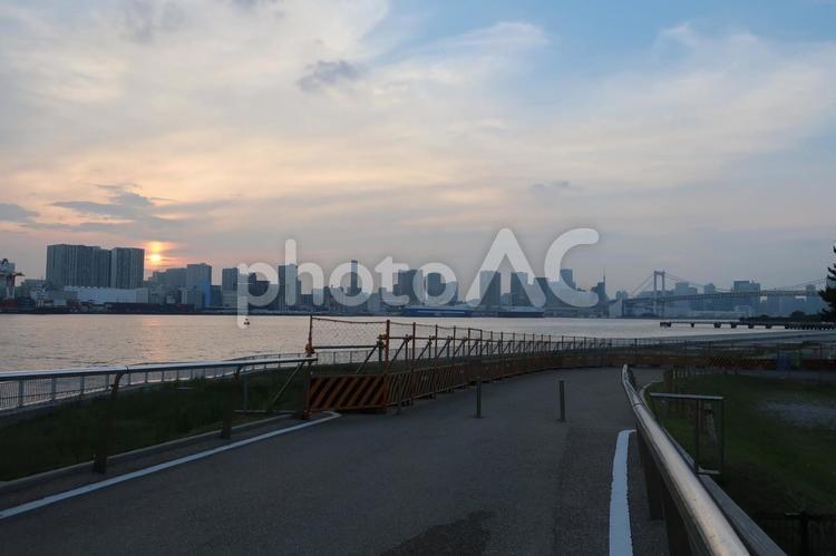 夏の夕焼けの通り道 夕暮れ,夕日,日没の写真素材