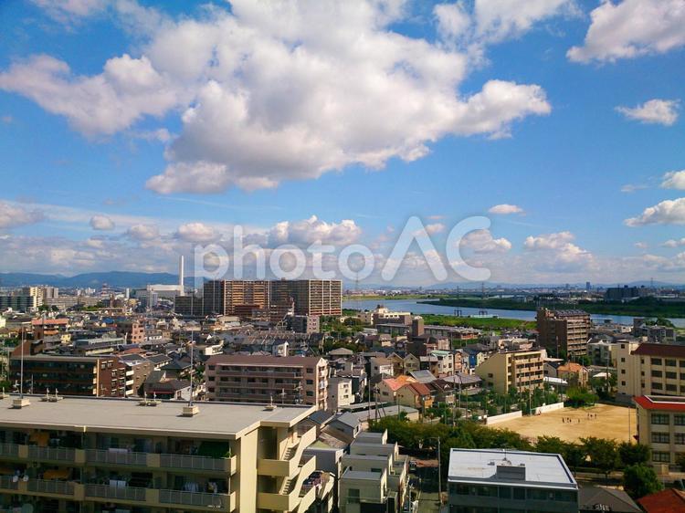 きれいな青空と街並み風景 青空,雲,白の写真素材