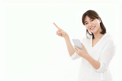 若い女性 スマートフォン 若い女性 スマートフォン スマートフォン,検索,調べるの写真素材