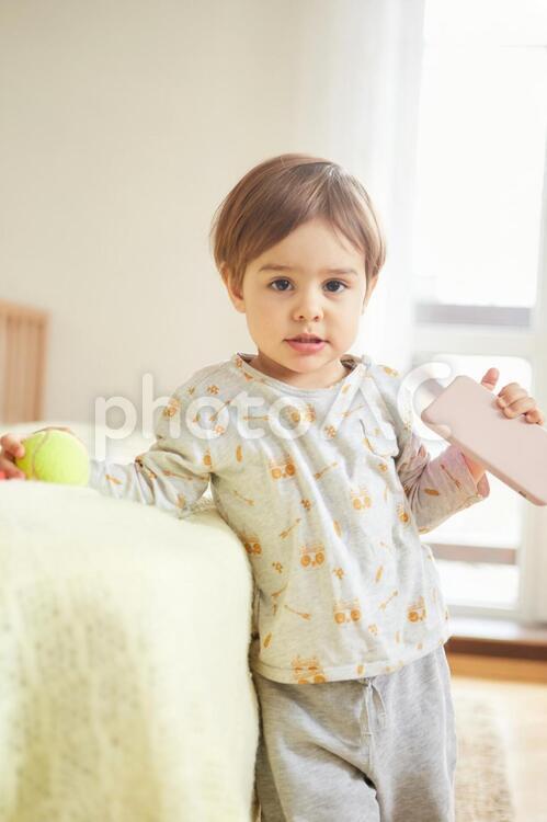 スマホとテニスボールを持つ男の子1 男の子,テニスボール,遊ぶの写真素材