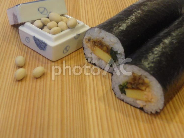 	節分の定番 豆まきと恵方巻で福を呼ぶ 恵方巻,節分,海苔巻きの写真素材