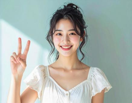 ピースサインをする笑顔の女性 ピースサインをする笑顔の女性の写真