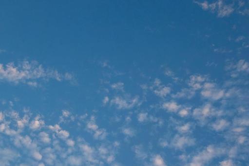 点々としている雲 点々としている雲の写真
