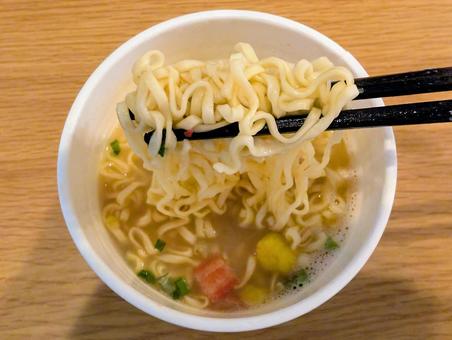 カップラーメンを食べる カップラーメンを食べる カップラーメン,ラーメン,箸の写真素材