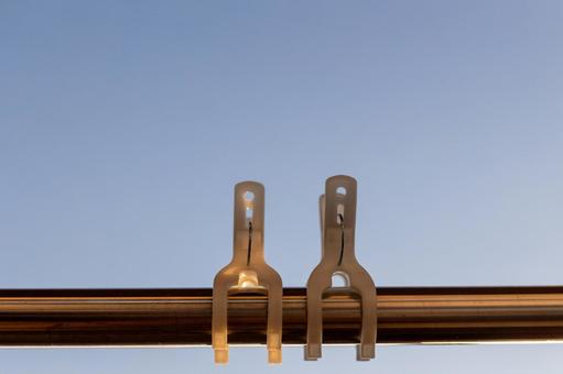 青空に並ぶ二つの洗濯バサミ 洗濯バサミ,並ぶ,2つの写真素材