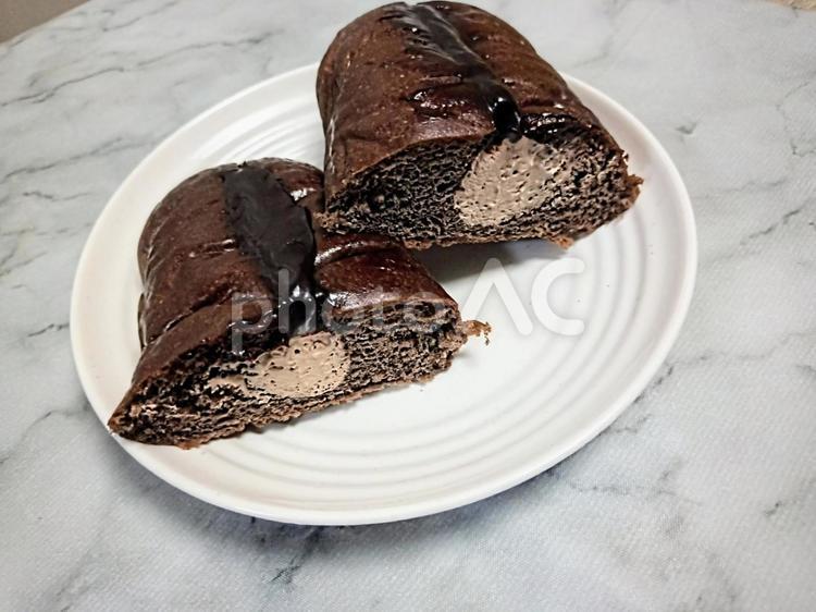 お皿の上のチョコクリームパン チョコクリーム,パン,ロールパンの写真素材