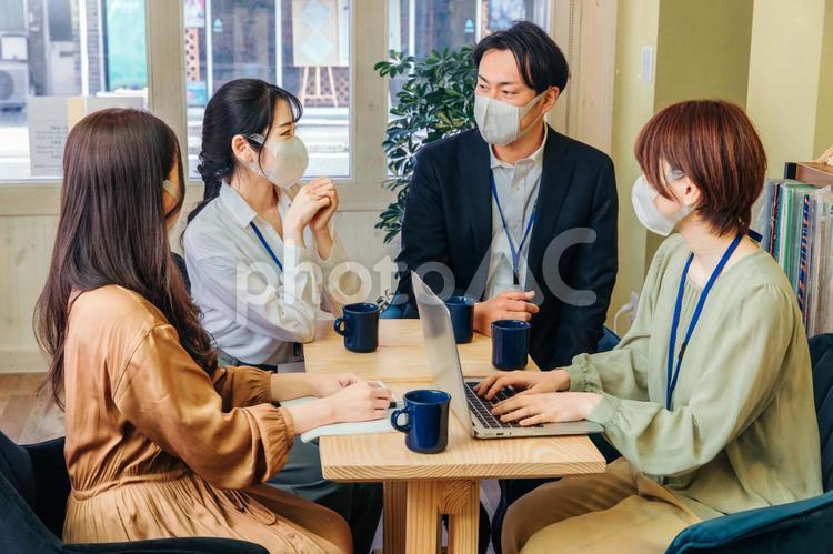 マスクをして打ち合わせする男女 ビジネス,マスク,olの写真素材