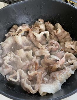 薄張り豚肉を炒めて火を通している（縦 豚肉,肉,薄切りの写真素材