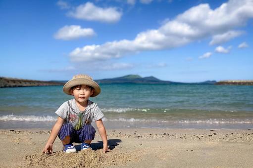 R<素材>夏の海水浴場で遊ぶ子供と青空 R<素材>夏の海水浴場で遊ぶ子供と青空 子供,海,空の写真素材