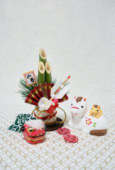 可愛い馬の置物と七宝柄の背景の年賀状素材 年賀状,年賀,背景素材の写真素材