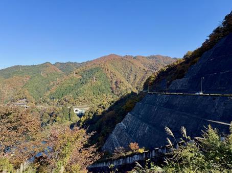 秋の福井県の九頭竜ダム　紅葉に色づく湖 秋,晩秋,九頭竜ダムの写真素材