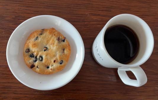 ドリップコーヒーと岩塚の黒豆せんべい ドリップコーヒーと岩塚の黒豆せんべいの写真