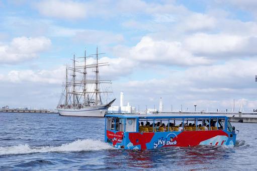 海を行く観光船と帆船の風景 海を行く観光船と帆船の風景 船,海,港の写真素材