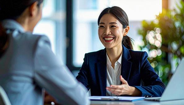 笑顔でお客様と商談するビジネスウーマンの写真