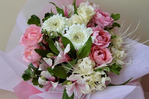 ピンクローズとホワイトガーベラの花束 ピンクローズとホワイトガーベラの花束 花,花束,ピンク色の写真素材