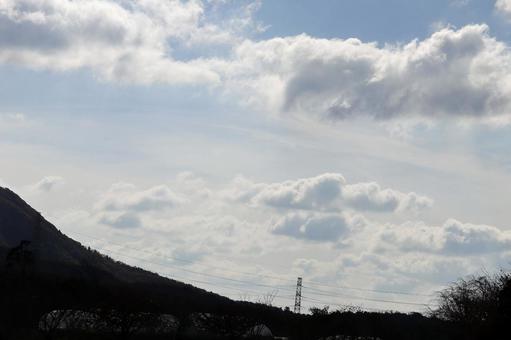 秋の日の山陰の空 空,雲,山の写真素材