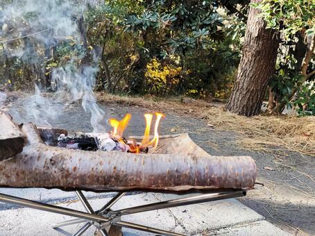 焚き火台と着火した炎 焚き火,焚き火台,火の写真素材