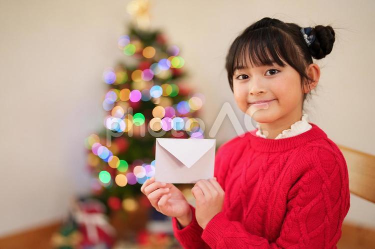 手紙を持ち微笑む女の子 女の子,手紙,持つの写真素材