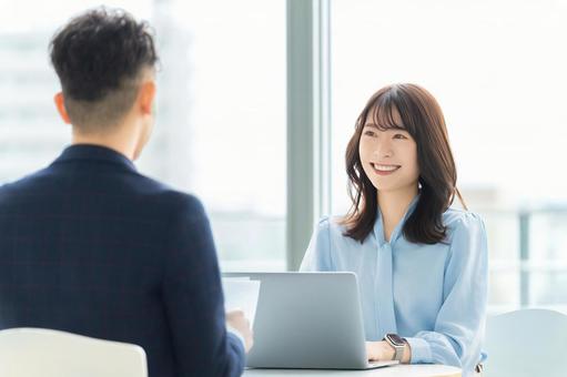ミーティングをする男女2人のビジネスマン ミーティングをする男女2人のビジネスマン 男性,女性,男女の写真素材