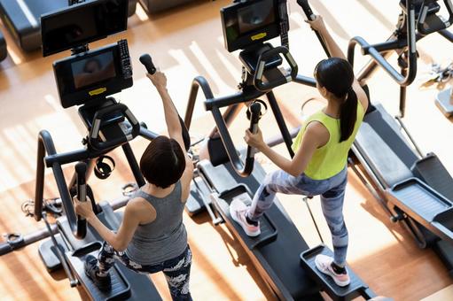 ジムでトレーニングする人々 ジム,クロストレーナー,女性の写真素材