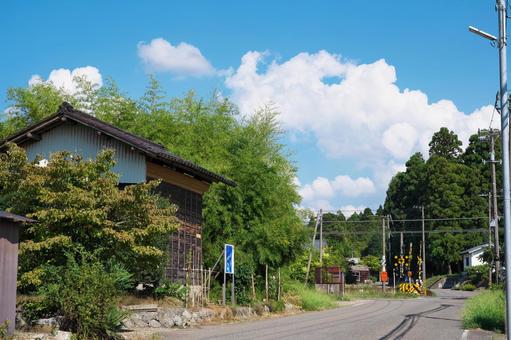 踏切のある田舎道 踏切のある田舎道 踏切,夏,田舎の写真素材