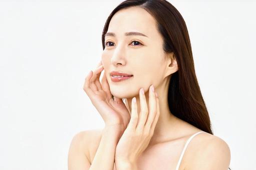 スキンケアする女性　保湿　美容 スキンケア,フェイシャルケア,顔の写真素材