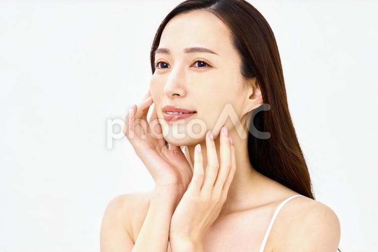 スキンケアする女性　保湿　美容 スキンケア,フェイシャルケア,顔の写真素材