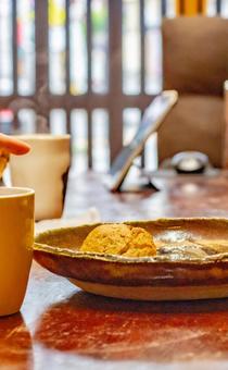 レトロなインテリアと皿の上の手作りパン 手作りパン,手作り,食べ物の写真素材