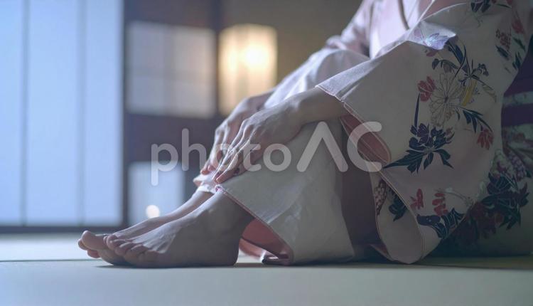 正座のあと、痺れた足をさする女性 正座,女性,麻痺の写真素材