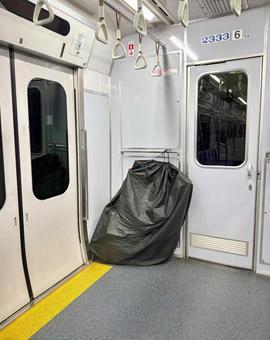 夜の輪行（車内） 電車,車内,輪行袋の写真素材