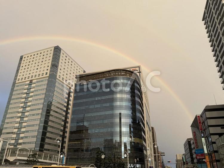 オフィス街に架かる虹 虹,空,夕焼けの写真素材