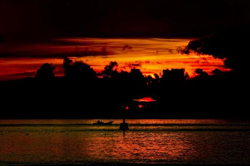 <素材>夏の夕暮れの海の風景 <素材>夏の夕暮れの海の風景の写真