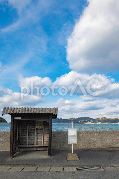 海岸通りの香月のバス停 海,海岸,冬の写真素材