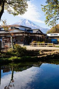 秋の忍野八海から見える富士山と古い街並み 秋の忍野八海から見える富士山と古い街並み 忍野八海,富士山,山梨の写真素材