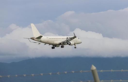 グレーの空と鋼の直線 グレーの空と鋼の直線の写真