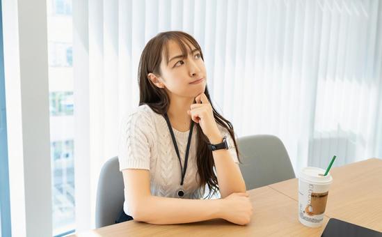 考えごとをする女性・ビジネスウーマン 考えごとをする女性・ビジネスウーマン 女性,考えごと,考えるの写真素材