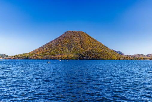 群馬県 榛名湖から望む秋景色 群馬県 榛名湖から望む秋景色 の写真