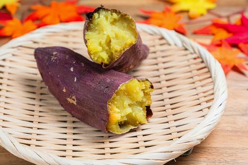 紅葉と焼き芋 (紅はるか) 焼き芋,さつまいも,秋の写真素材