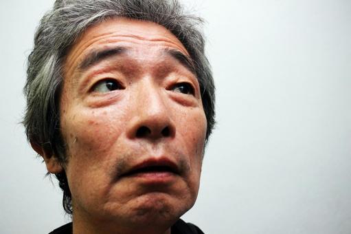悩むシニア男性 悩むシニア男性 シニア男性,シニア,老人の写真素材