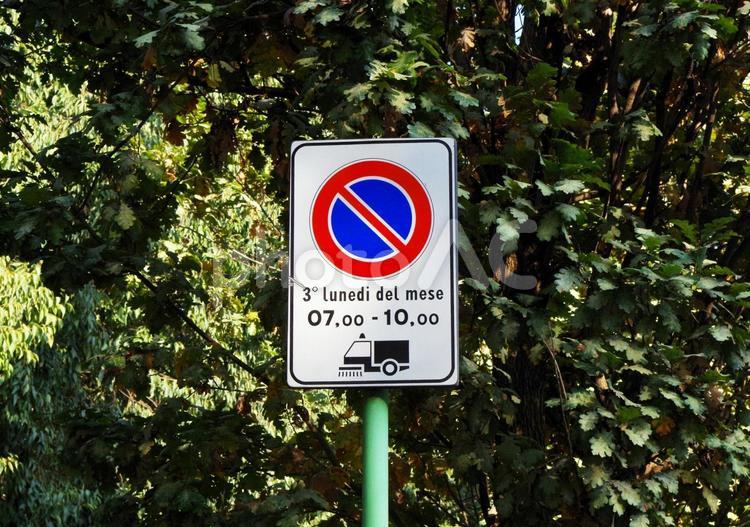 イタリアの道路標識、道路掃除の時間帯 道路掃除,時間帯,駐車禁止の写真素材
