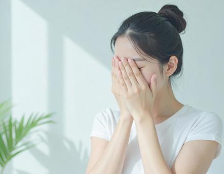 手で顔を覆う 若い女性 2 手で顔を覆う 若い女性 2の写真