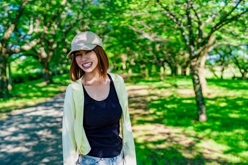 楽しそうにウォーキングをする女性 楽しそうにウォーキングをする女性 散歩,歩く,笑顔の写真素材