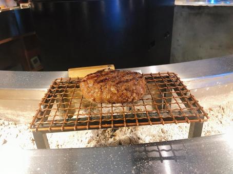 日本、東京の炭火焼ハンバーグ 日本、東京の炭火焼ハンバーグの写真