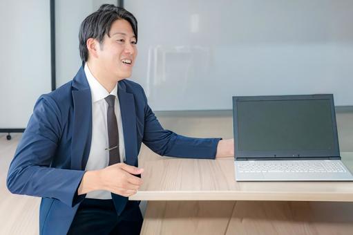 説明するビジネスマン 説明するビジネスマン ビジネス,スーツ,男性の写真素材