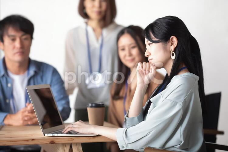 オフィスで仕事するビジネスウーマン オフィスで仕事するビジネスウーマン 企画,悩み,困るの写真素材